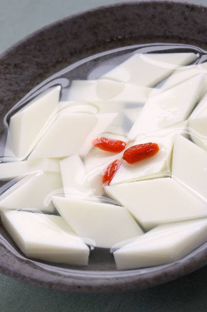 Tofu aux amandes, gelée d'amandes, pudding aux amandes
 - Photo, image