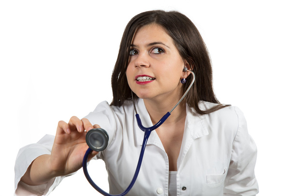 Портрет молодой женщины-врача, держащей стетоскоп
 - Фото, изображение