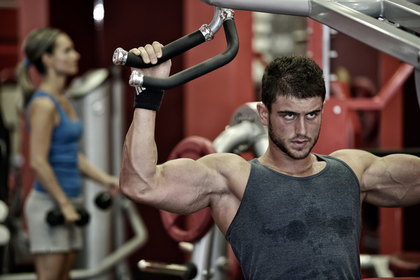 young handsome man exercising in the gym - Foto, Imagem