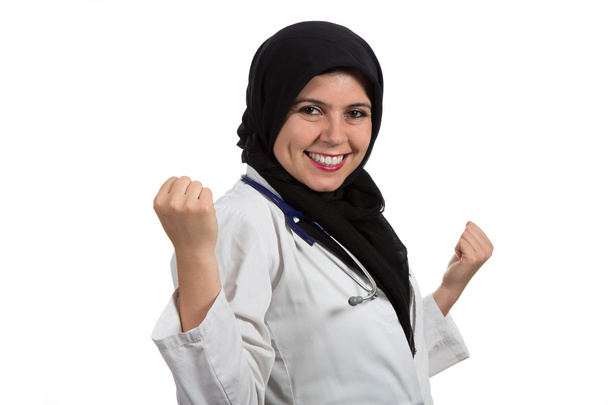 Retrato de una joven y hermosa médica musulmana celebrando el éxito
 - Foto, imagen