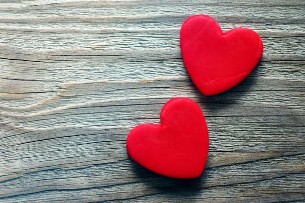 Eski ahşap arka plan üzerinde iki kırmızı kalp. Romantik kart. - Fotoğraf, Görsel