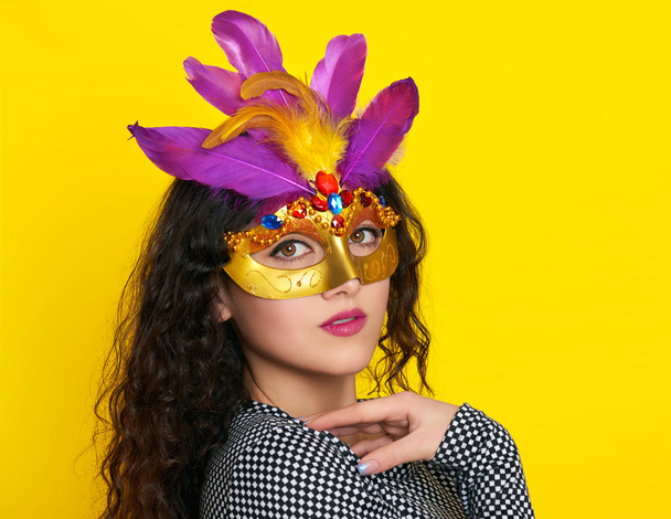 schöne Frau mit Karnevalsmaske, Urlaub Mode Mädchen Porträtlady - Foto, Bild