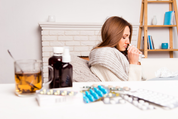 Άρρωστη γυναίκα, φλιτζάνι τσάι, χάπια και μίγμα - Φωτογραφία, εικόνα