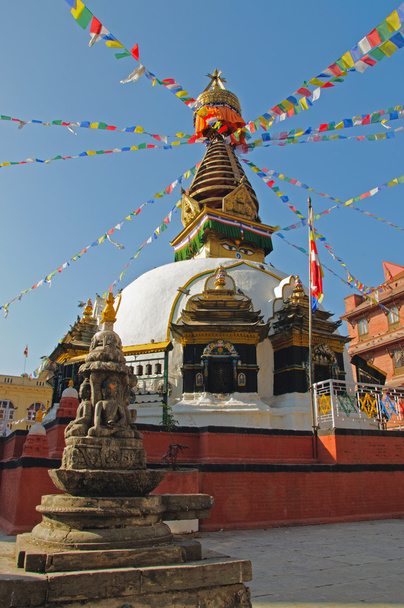Stupa bouddhiste avec des drapeaux de prière colorés et un ciel bleu clair
 - Photo, image