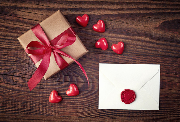 geschenk box en liefde brief - Foto, afbeelding