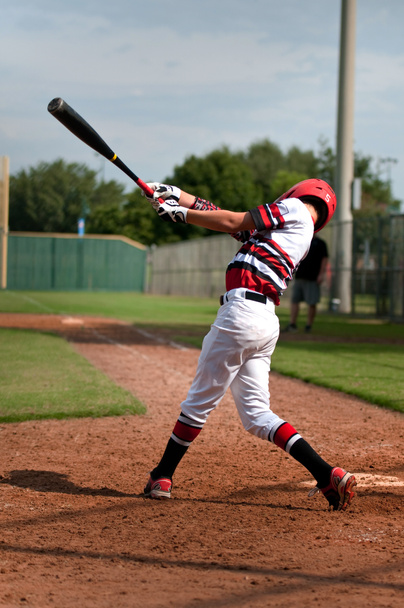 Genç beyzbol oyuncusu sallanan bat - Fotoğraf, Görsel