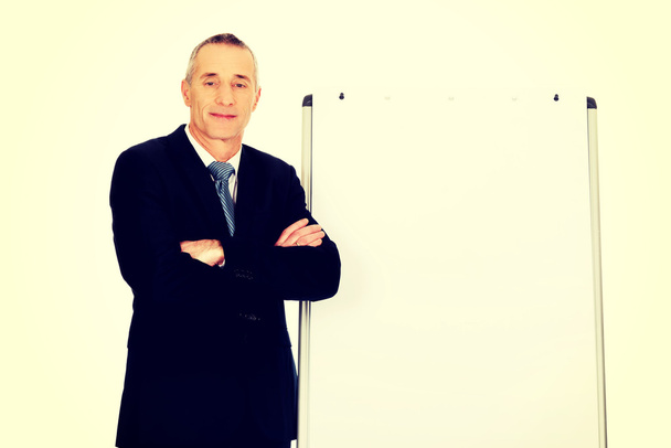 Male executive standing near flip chart - Fotoğraf, Görsel