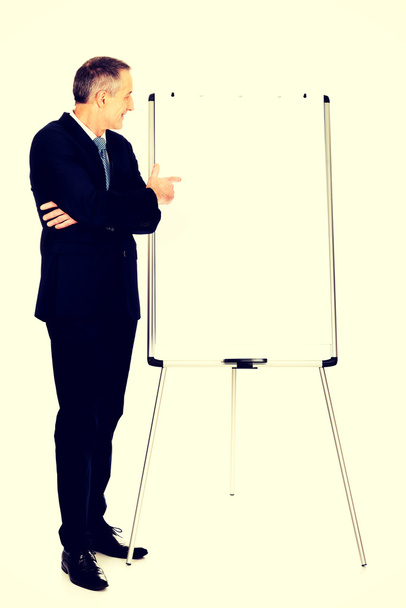 Male executive pointing on flip chart - Foto, Bild