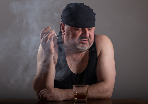 Mladý muž se kouření a pití vodky - Fotografie, Obrázek