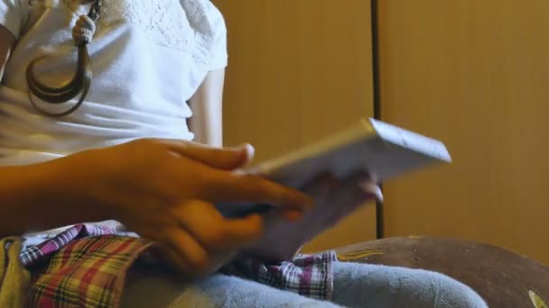 teen girl con tablet di navigazione in camera a guardare internet online
 - Filmati, video