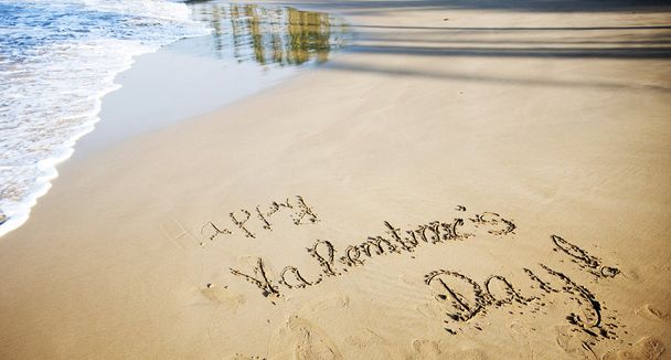 "Feliz día de San Valentín! " escrito en arena en la playa tropical - vint
 - Foto, Imagen