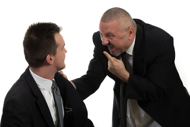 Homme d'affaires criant et se battant contre un jeune collègue
 - Photo, image