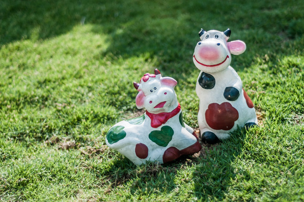Kuhfiguren auf dem Gras. - Foto, Bild