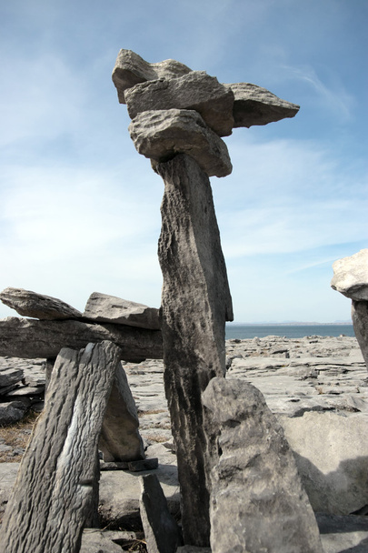 rechtop staande blokken in rotsachtige burren landschap - Foto, afbeelding