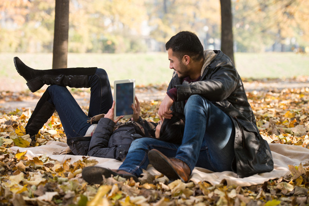 Happy Couple With Tablet Computer In The Park - Foto, Bild