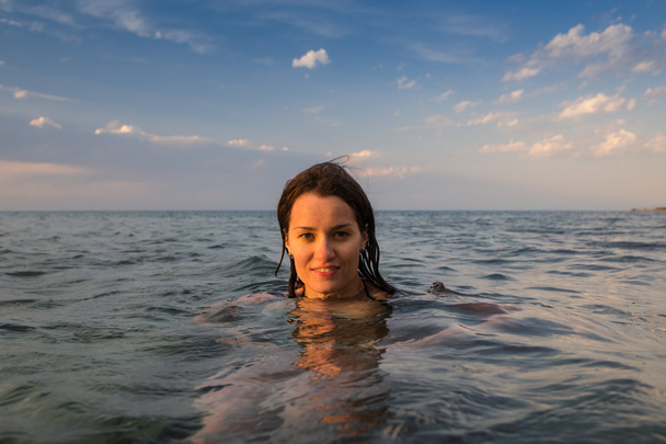 Tyttö ui veden alla järvessä
 - Valokuva, kuva