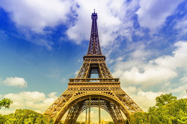 Эйфелева башня снизу на фоне яркого неба, Париж, Франция
 - Фото, изображение