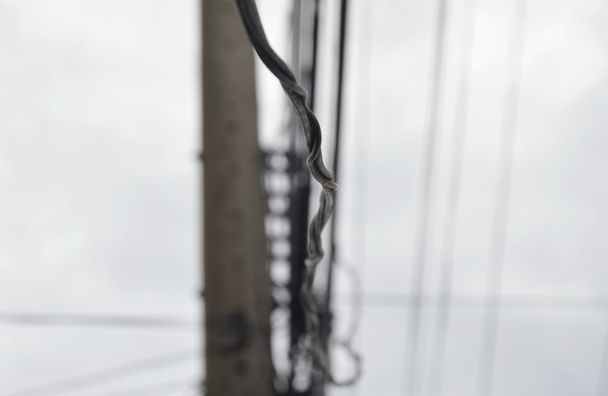 Elektrik kutbu üzerinden elektrikli tel açılır - Fotoğraf, Görsel