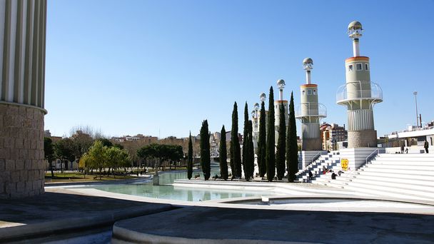 Lagoa e torres de um parque em Barcelona
 - Foto, Imagem