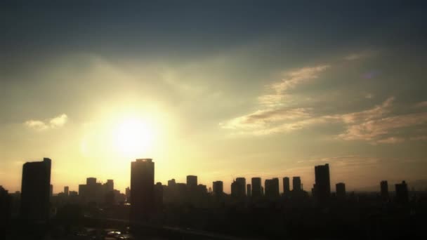日本の都市に夕日が沈む - 映像、動画