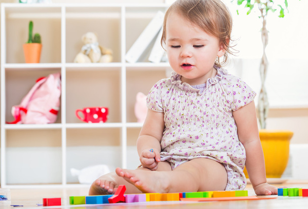 glücklich Kleinkind Mädchen spielt mit ihrem Spielzeug  - Foto, Bild