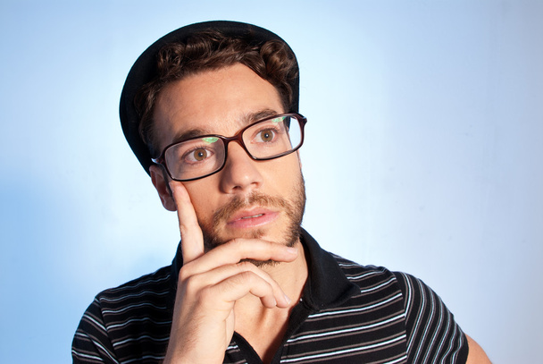 A fiatalember modern nerd gondolkodás nagylátószögű portré kék háttér - Fotó, kép