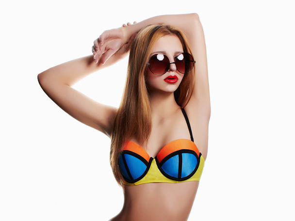 lány a bikini és a napszemüveg - Fotó, kép