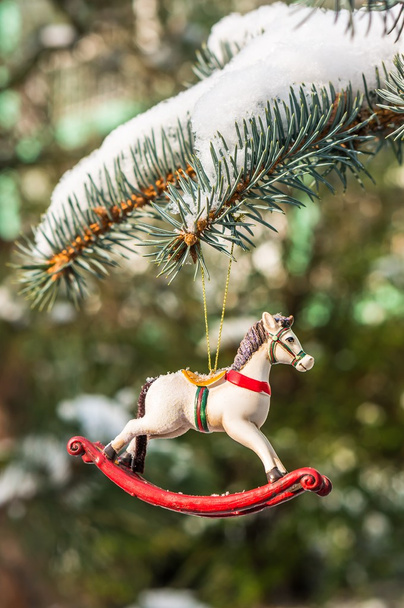 ロッキング ホース、クリスマス ツリーの装飾のクローズ アップ - 写真・画像