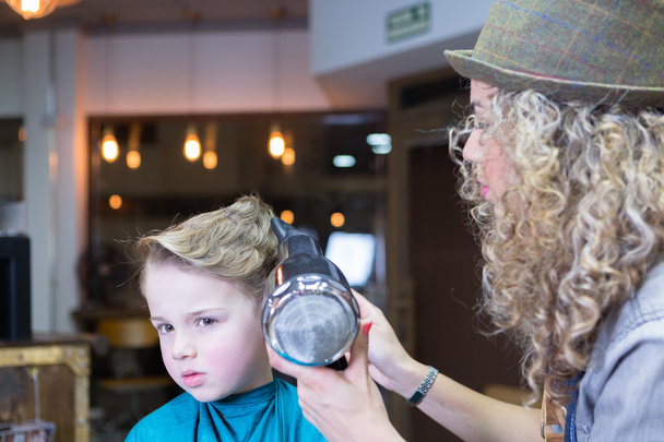 Портрет мальчика высушивает волосы.
 - Фото, изображение