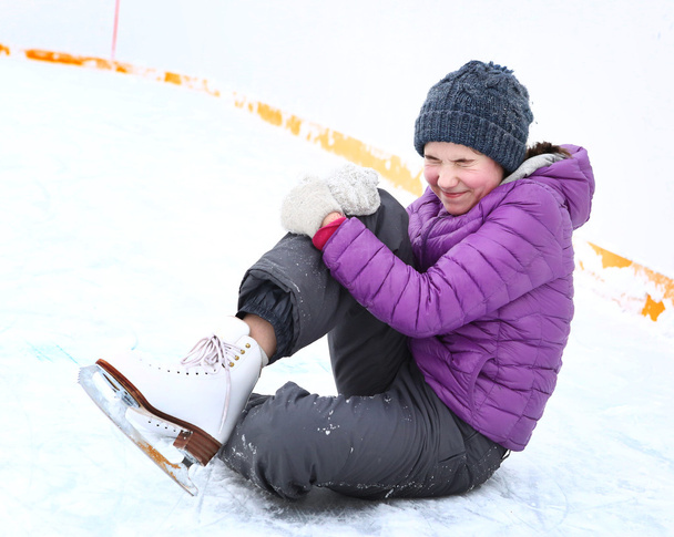 adolescente skater chica caer abajo en hielo pista
 - Foto, Imagen