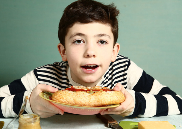 chico con uno mismo hizo enorme hotdog sonrisa
 - Foto, Imagen