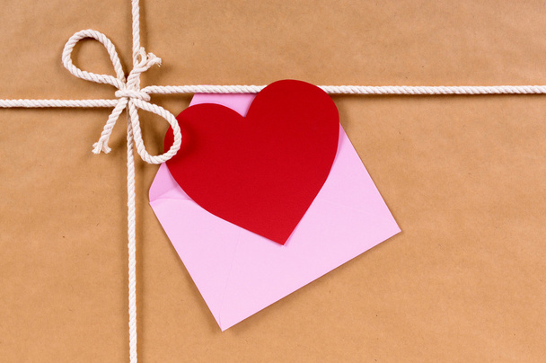 Regalo di San Valentino con cartolina a forma di cuore o etichetta regalo, pap marrone
 - Foto, immagini