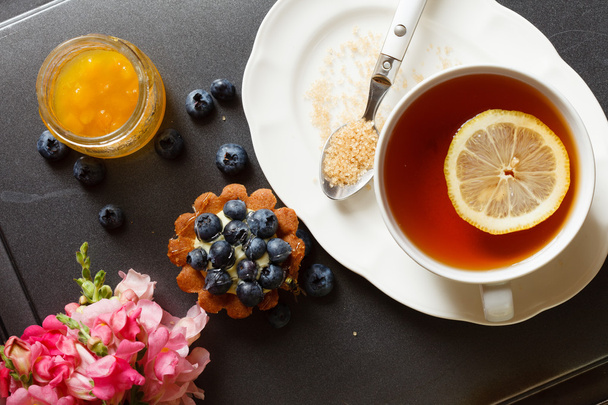 Cup of tea with blueberry cake - Фото, зображення
