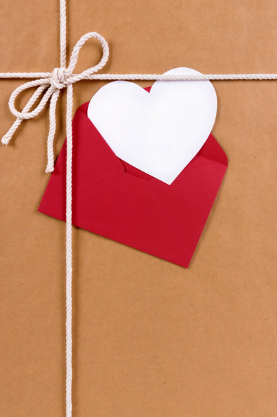白いハート形のカード、赤い封筒、b バレンタインデー ギフト - 写真・画像