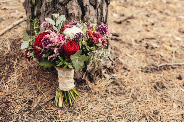 Rustic wedding bouquet with red rose with cope space - Foto, immagini