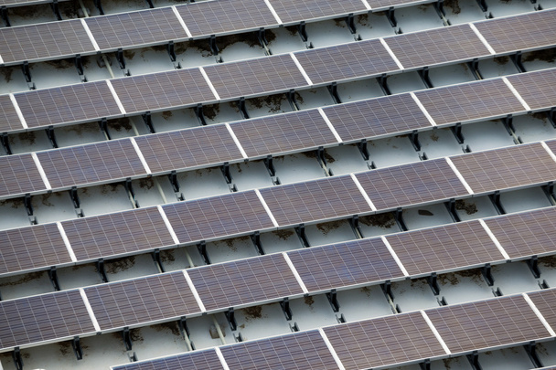 Сонячні панелі на даху будівлі
 - Фото, зображення