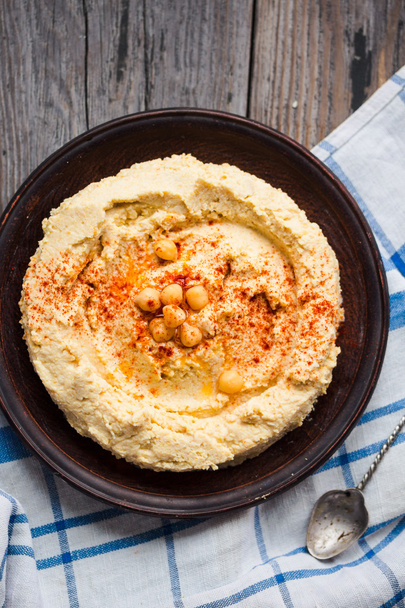 hummus of chickpeas, tahini paste and with paprika in a clay pla - Photo, image