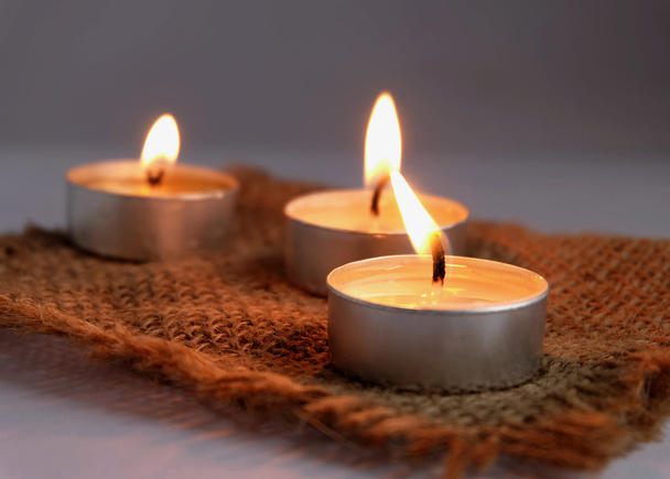  candele ardenti sul panno del sacco
 - Foto, immagini