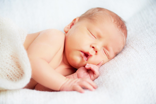 Cute newborn baby sleeps - Foto, afbeelding