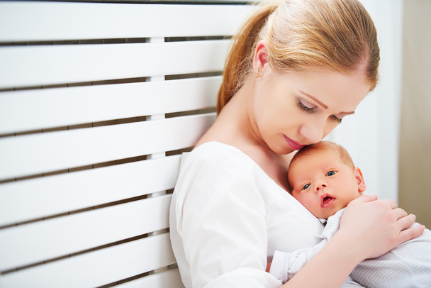 neonato in tenero abbraccio di mamma
 - Foto, immagini
