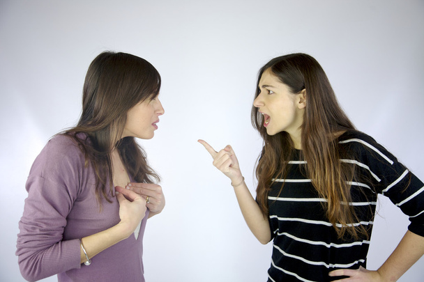 Les filles argumentant fortement très en colère
 - Photo, image
