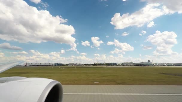 стартовий літак з землі, пасажирський авіалайнер
 - Кадри, відео