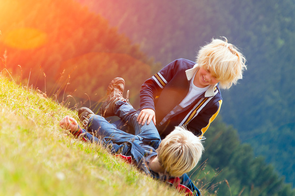 Két szőke gyermek játszótér, a réten - Fotó, kép