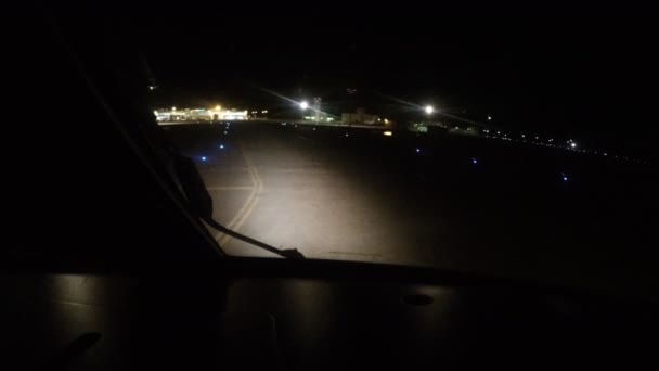 夜の間に空港で飛行機の着陸。コックピットからの眺めは - 映像、動画