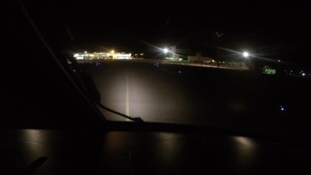 Flugzeug landet in der Nacht auf dem Flughafen. der Blick aus dem Cockpit - Filmmaterial, Video
