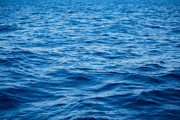 голубая поверхность моря и волны
 - Фото, изображение