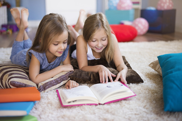 iki kız eğitim ve okuma - Fotoğraf, Görsel