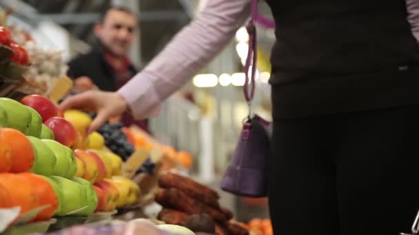 Buyer chooses the apples on the market and adds to cart - Filmagem, Vídeo
