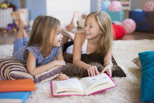 twee meisjes bestuderen en lezing - Foto, afbeelding