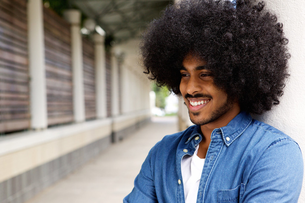 Uśmiechający się african american człowiek z afro - Zdjęcie, obraz